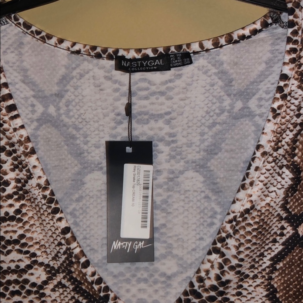 Snake Skin Pattern V-neck - Picture 2 of 3